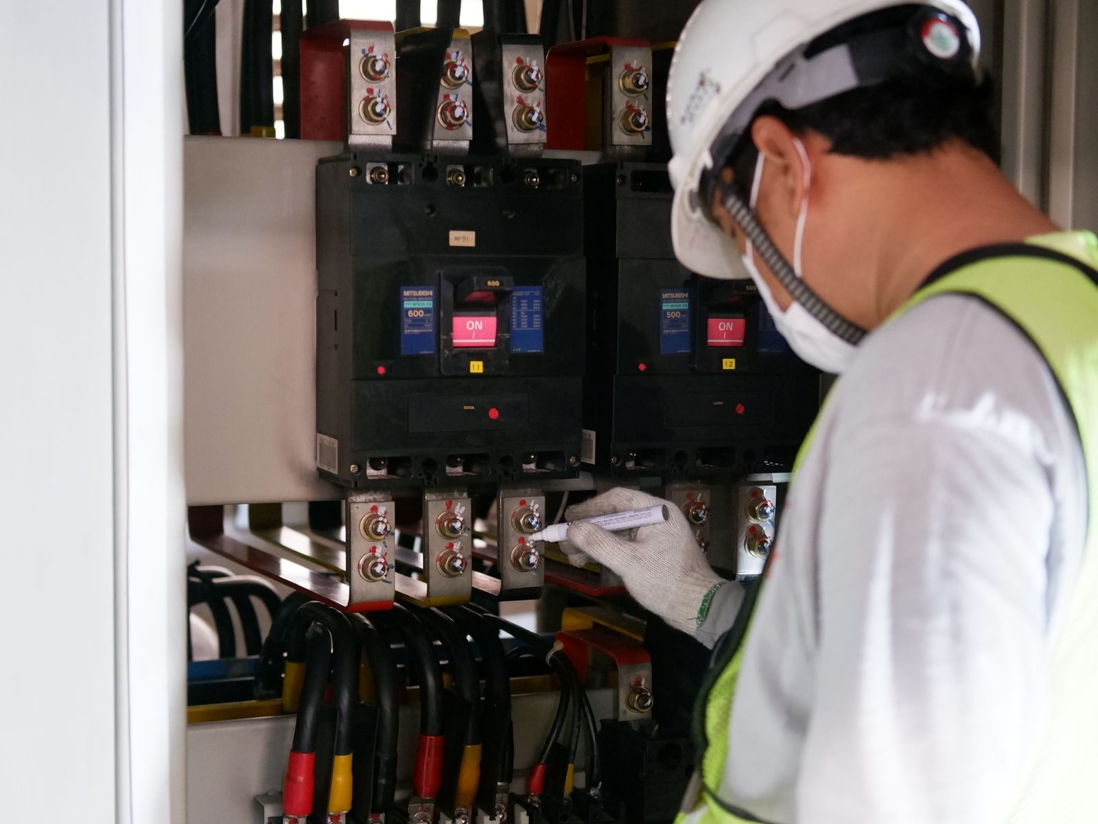 Master electrician Gérard Brunelle at work in Berthierville
